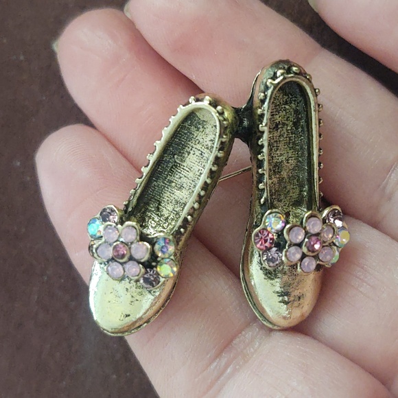 Golden Rhinestone Slipper Brooch - Picture 3 of 4